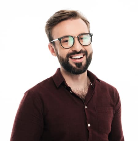 Усміхнений хлопець в окулярах